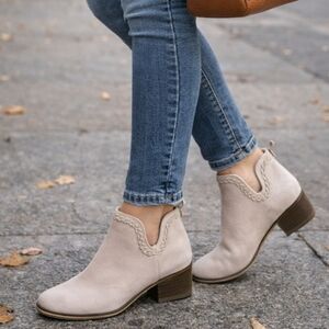 Caslon Suede Ankle Booties Size 8.5 Beige Cream Western Block Heel Boots